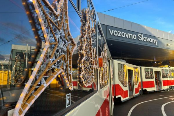 Do ulic Plzně se v pátek vrací vánoční tramvaj