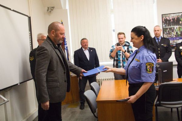 Noví strážníci v Plzni složili slib, táhne i stotisícový příspěvek