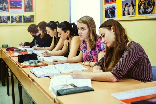 Plzeň uvolní více než 400 tisíc na výuku etikety ve školách