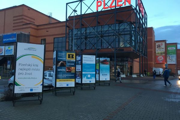 Před obchodním centrem Plaza v Plzni si můžete najít novou práci
