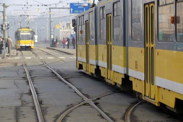 Rekonstrukce mostů u nádraží nepustí o víkendu na Mikulášskou tramvaje