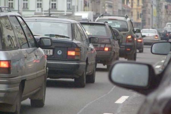 Řidiči projíždějící Plzeň trpí v kolonách