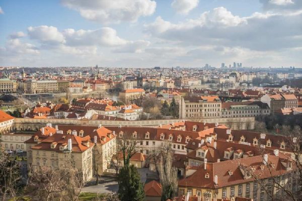 Praha vyniká v kvalitě života, ale bojuje s bydlením a kriminalitou
