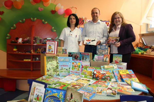 Filmy a knížky jsou pro děti ve FN Plzeň výbornou terapií 