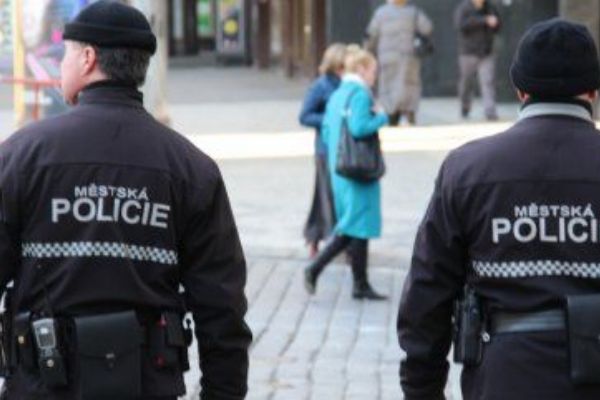 V plzeňské městské policii hoří spor o jednočlenné hlídky
