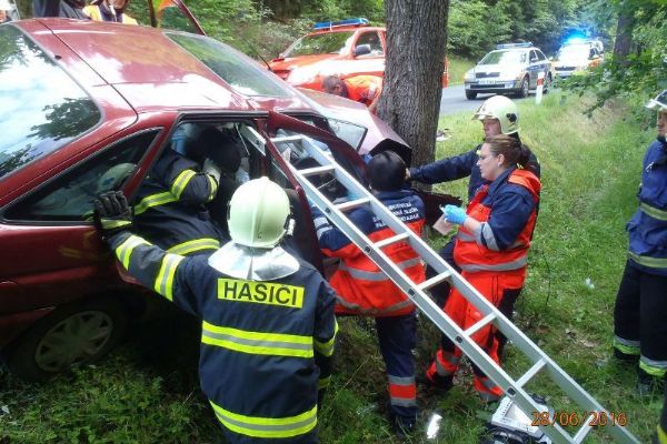 Při nehodě u Přimdy museli hasiči řidiče vyprošťovat