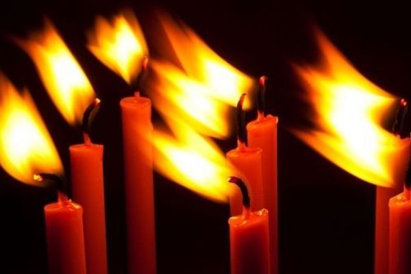 Primátor píše kondolenci, Francouzská aliance zapaluje svíčky