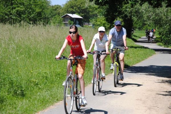 Češi jezdí rádi na kole, v posledních letech vzniklo 3240 km chráněných stezek