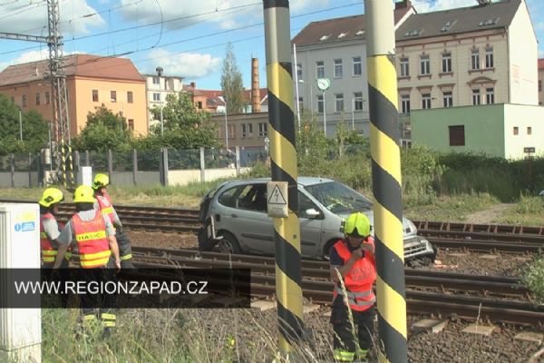 Sokolov: Kuriózní nehoda u nádraží baví sociální sítě + video