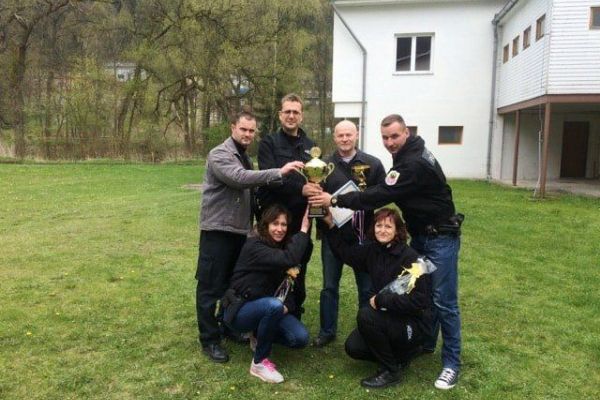 Cheb, Březová: Strážníci si ze střelecké soutěže přivezli putovní pohár