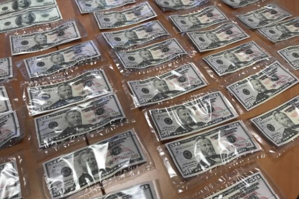 Cheb: Cizinci se snažili na tržnici udat padělané dolary