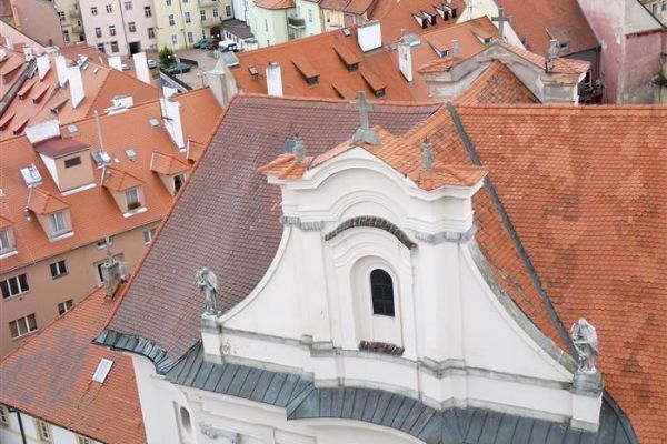 Cheb: Na opravu střechy kostela sv. Kláry dohlédnou památkáři