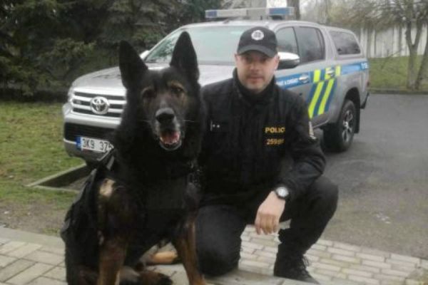 Horní Slavkov: Policejní pes Adag objevil odcizené pneumatiky
