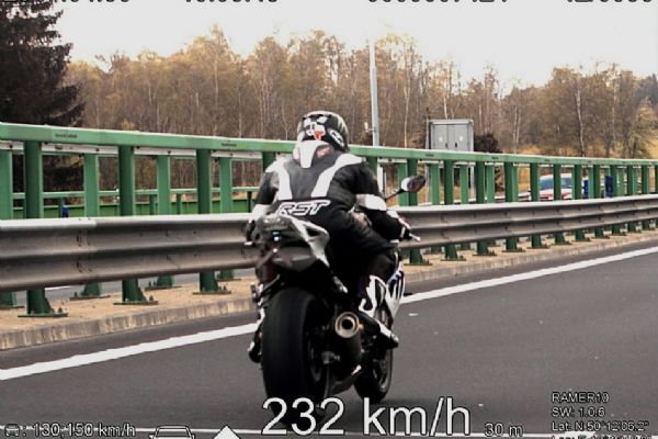 Karlovarsko: Motorkář jel 232 km/h