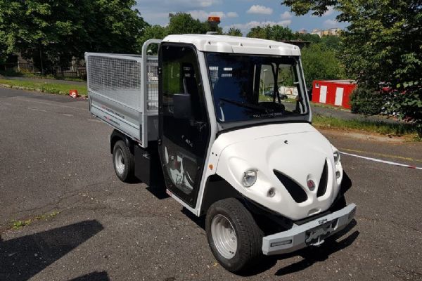 Karlovy Vary: Karlovarská krajská nemocnice má nový elektromobil