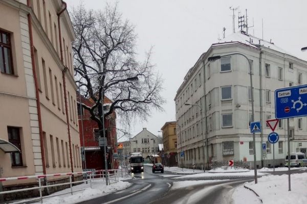 Karlovy Vary: Srazil chodkyni a z místa nehody ujel