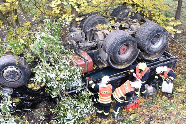 Kfely: Nehoda nákladního vozidla uzavřela komunikaci na sedm hodin