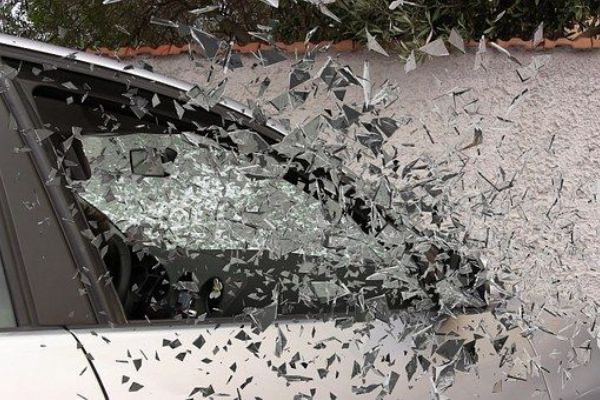 Loket: Kamenem rozbil okénko u osobního vozidla. Z auta pak odcizil různé věci