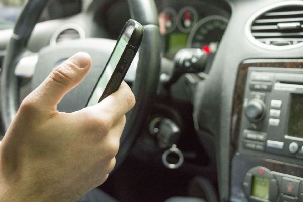 Řidiče na Karlovarsku zastavuje nejčastěji policie kvůli používání mobilu za volantem 