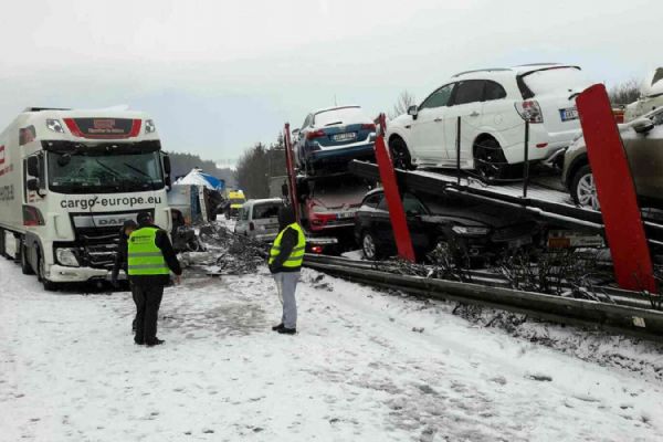 Hromadné nehody stále blokují dálnici D1 u Větrného Jeníkova