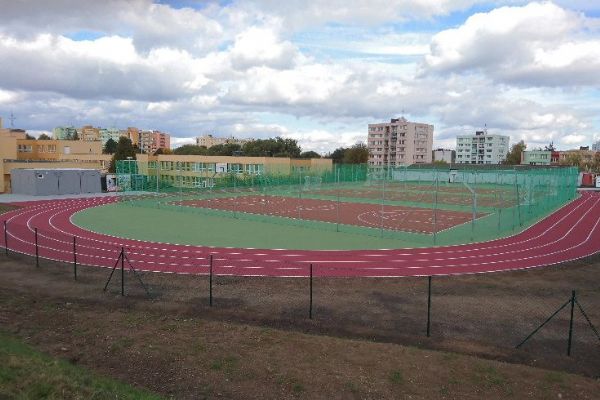 Pelhřimovští školáci mají nové hřiště i s oválem pro atletiku