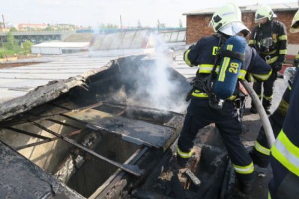 Na Jateční ulici hořel sklad, škoda milion a čtvrt