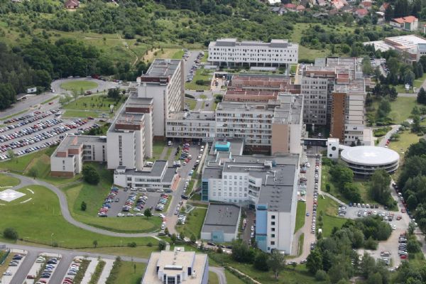 Fakultní nemocnice vydala plošný zákaz návštěv, přidávají se další zařízení