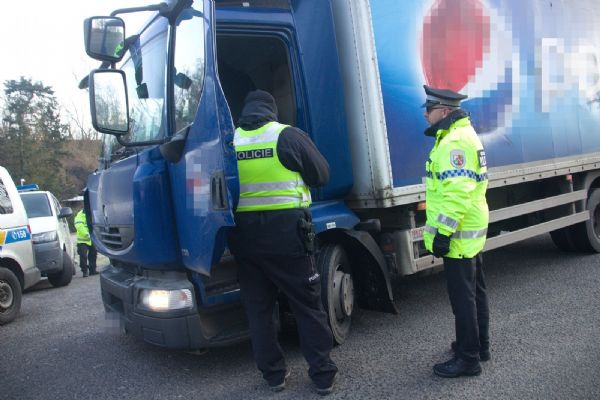 Hlídky kontrolovaly nákladní auta projíždějící Radobyčicemi