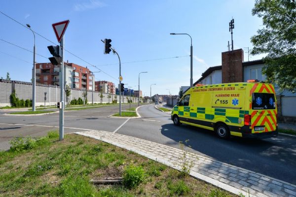 Rychlejší průjezd záchranky i MHD. Křižovatky v Plzni řídí chytrá ústředna