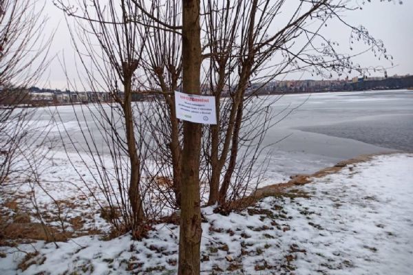 Led na rybnících láká bruslaře, strážníci v Plzni varují před probořením
