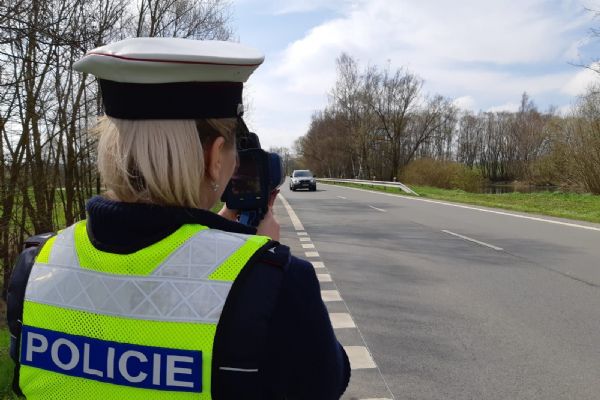 Policisté v kraji se o prvním víkendu prázdnin zaměřili na řidiče