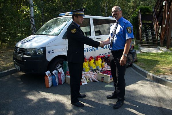 Strážníci městské policie se složili na dárky pro opuštěná zvířata