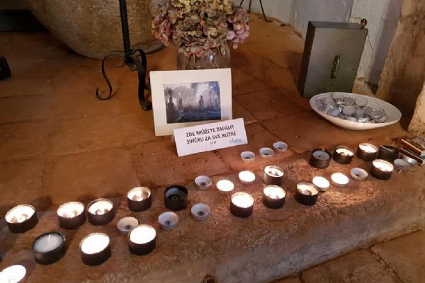 V kostele na Mouřenci můžou lidé zapálit svíčku zemřelým 