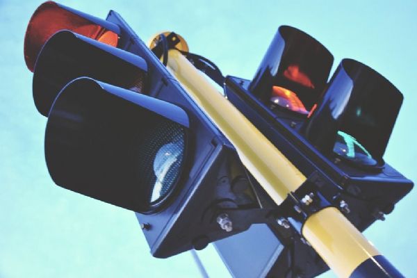 Křižovatky v Plzni budou místo semaforů řídit policisté