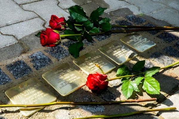 V Plzni připomíná oběti holocaustu 20 nových kamenů zmizelých