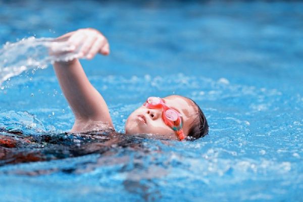 Chcete naučit své dítě plavat? 6 tipů, jak na to