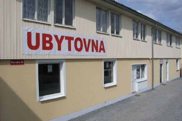 Policisté v Plzni zkontrolovali přes 600 lidí na ubytovnách