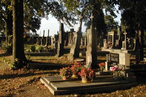 Strážníci i policie v Plzni už hlídají před Dušičkami hřbitovy