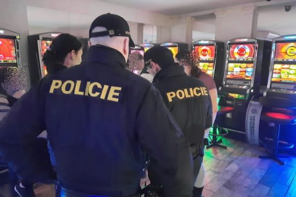 Aš: Policisté kontrolovali restaurace, bary a kasina
