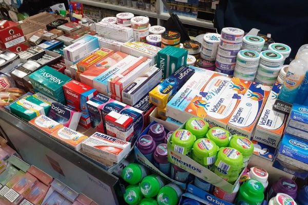Karlovarsko: Prodejci nabízeli nejen padělky, ale také léky