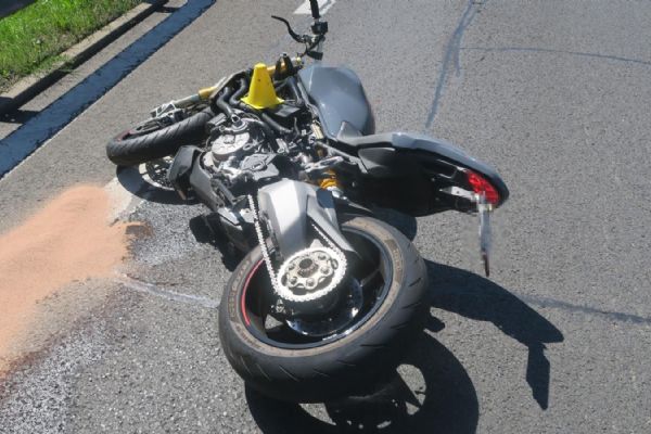 Karlovy Vary: Řidič motocyklu utrpěl zranění neslučitelná se životem