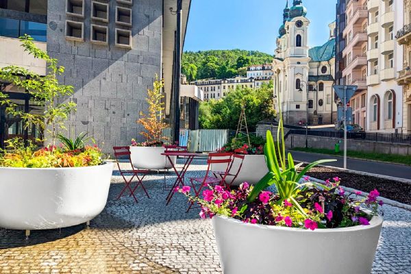 Karlovy Vary: Veřejný prostor kultivuje nový městský mobiliář 