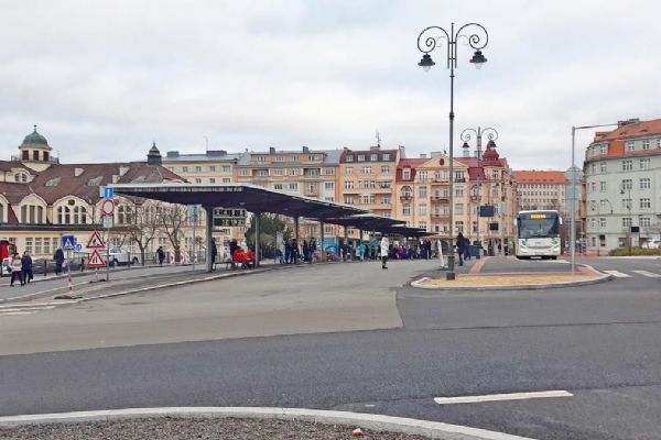 Karlovy Vary: Začíná demontáž střechy terminálu Tržnice