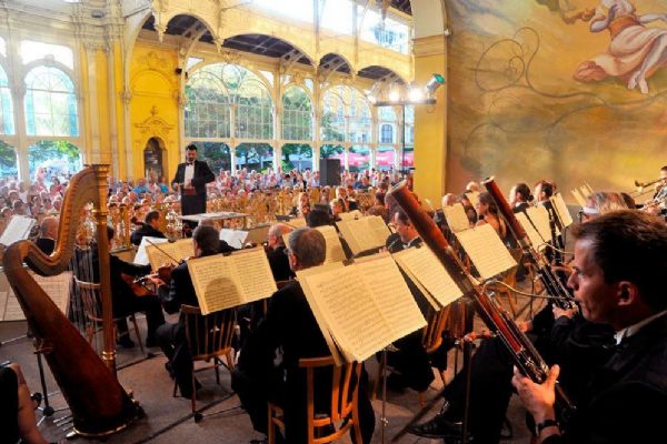 Kolonádní koncerty západočeského orchestru otevírají hlavní sezonu v Mariánských Lázních 