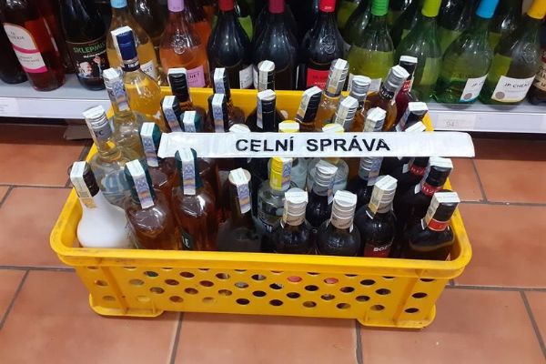 Region: Karlovarští celníci zajistili další alkohol bez dokladů