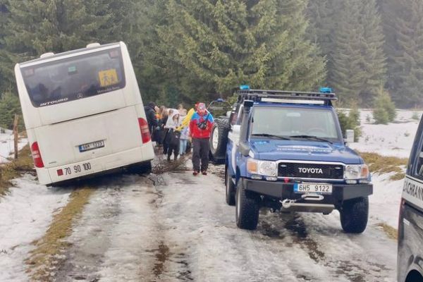 Region: Transport dětí ze zapadlého autobusu v Krušných horách