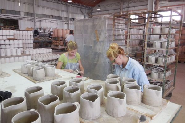 Keramika v Horní Bříze žije. Žáci SOU získávali praxi v Portugalsku