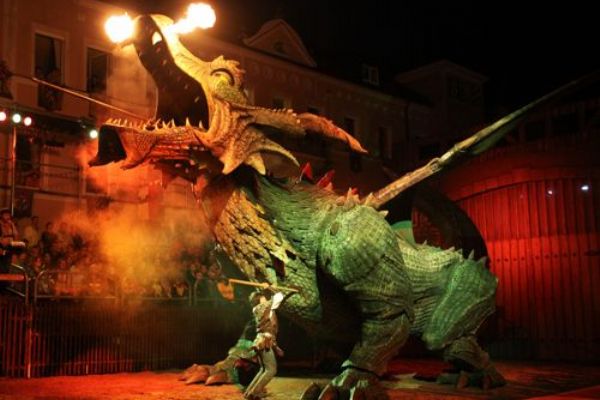 Robotický oheň chrlící drak navštívil Plzeň