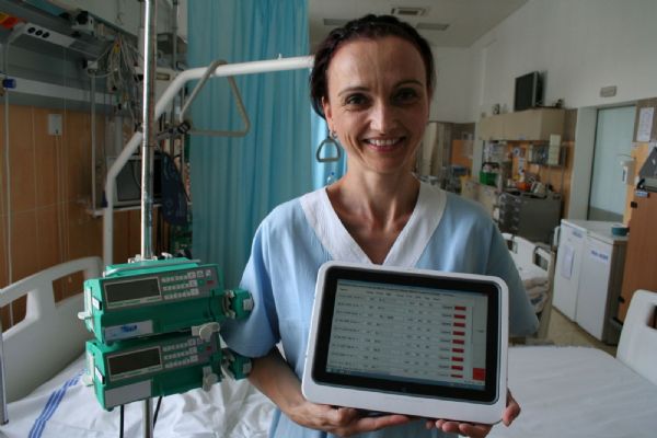 Fakultní nemocnice začíná využívat u lůžek pacientů nové technologie, sestrám pomůžou tablety