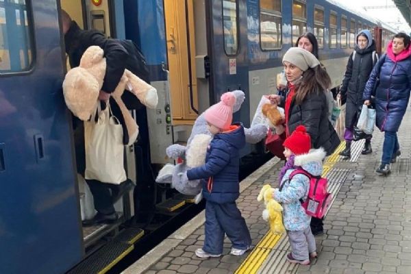 Humanitární vlak pomůže uprchlíkům v Košicích na cestě do bezpečí